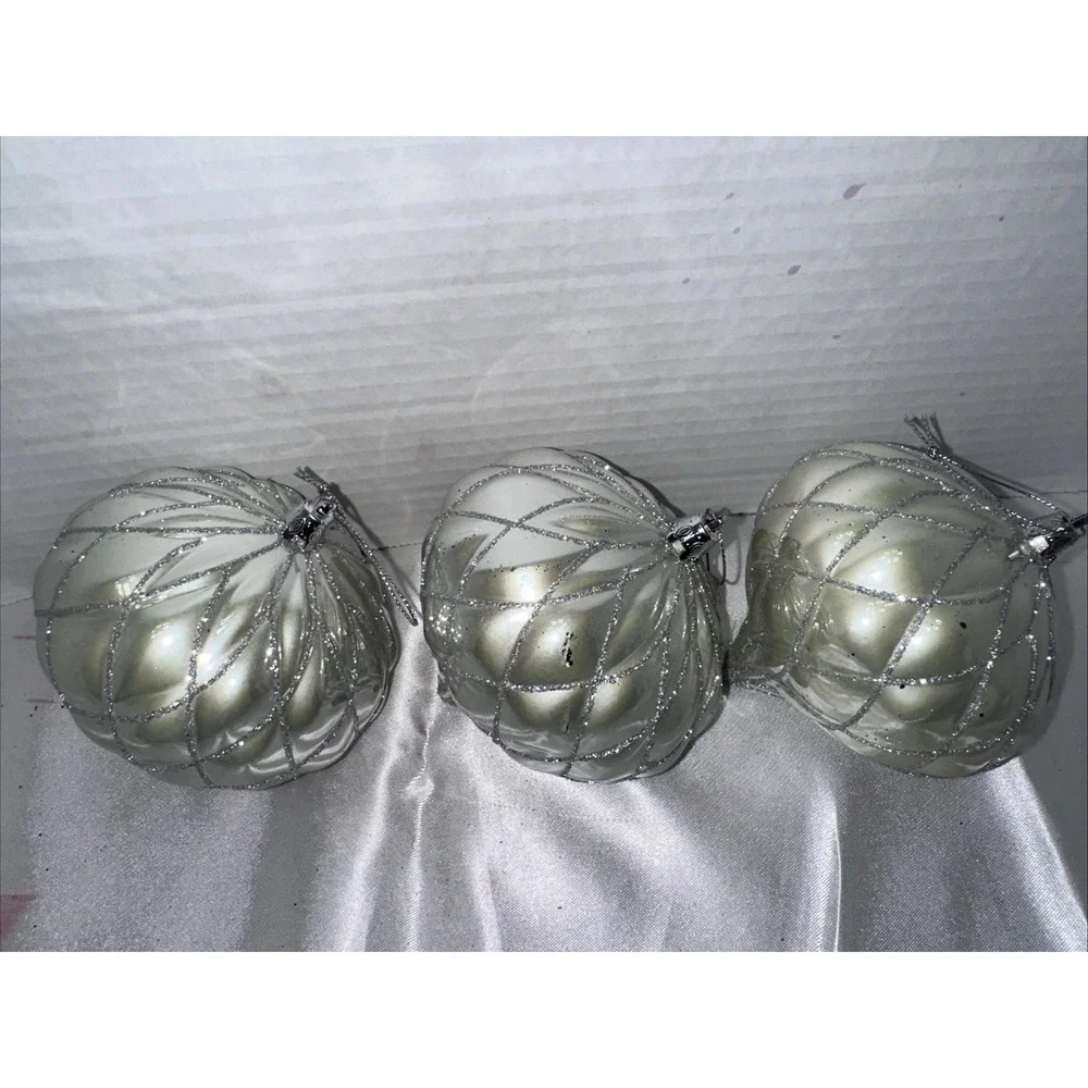 Pier One Imports Ornament Set Of 3 Silver Flawed‎